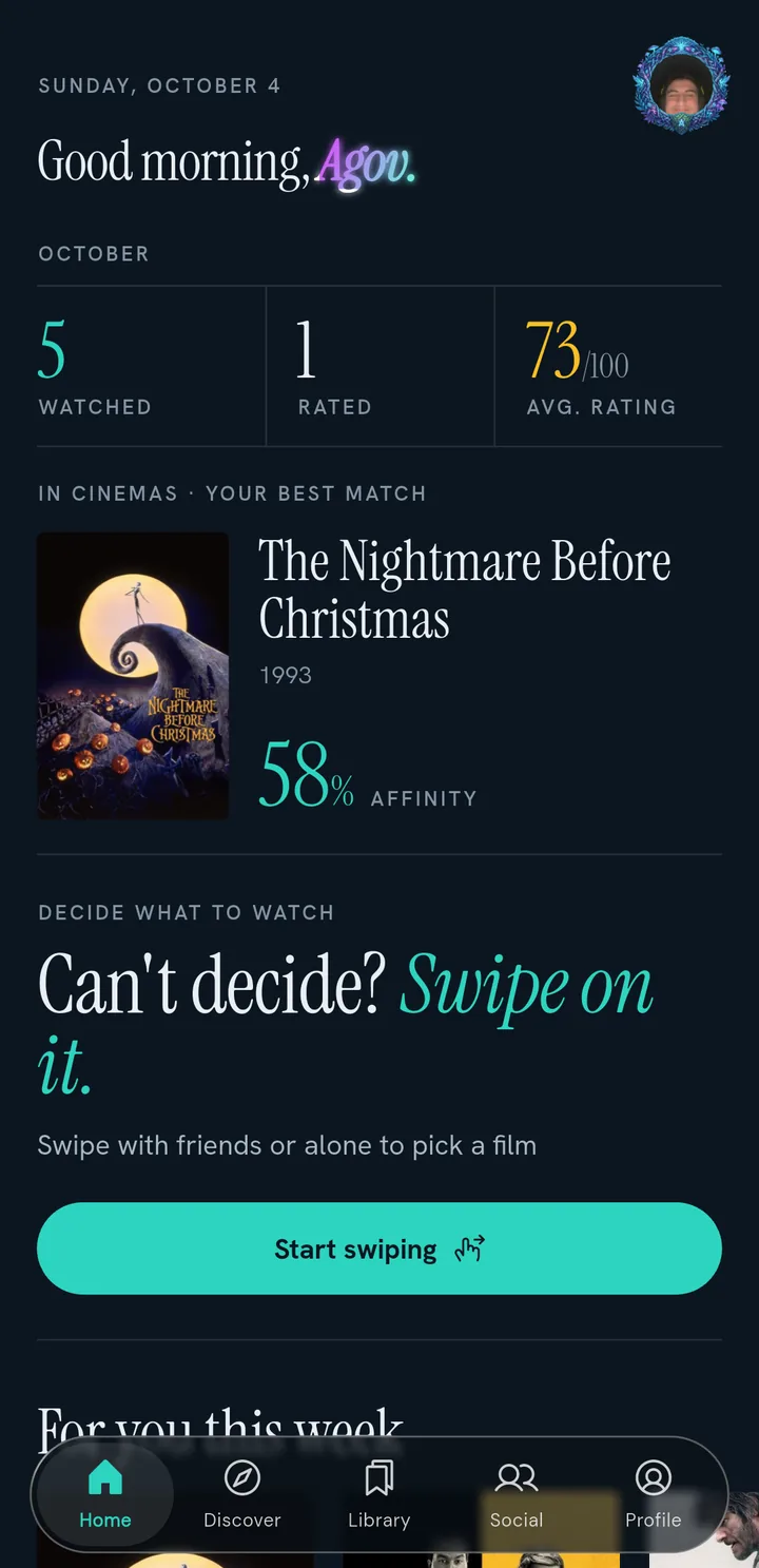 Schermata Home di CineManiac: le statistiche del mese, il film al cinema più adatto a te e l'invito a fare swipe per scegliere cosa guardare